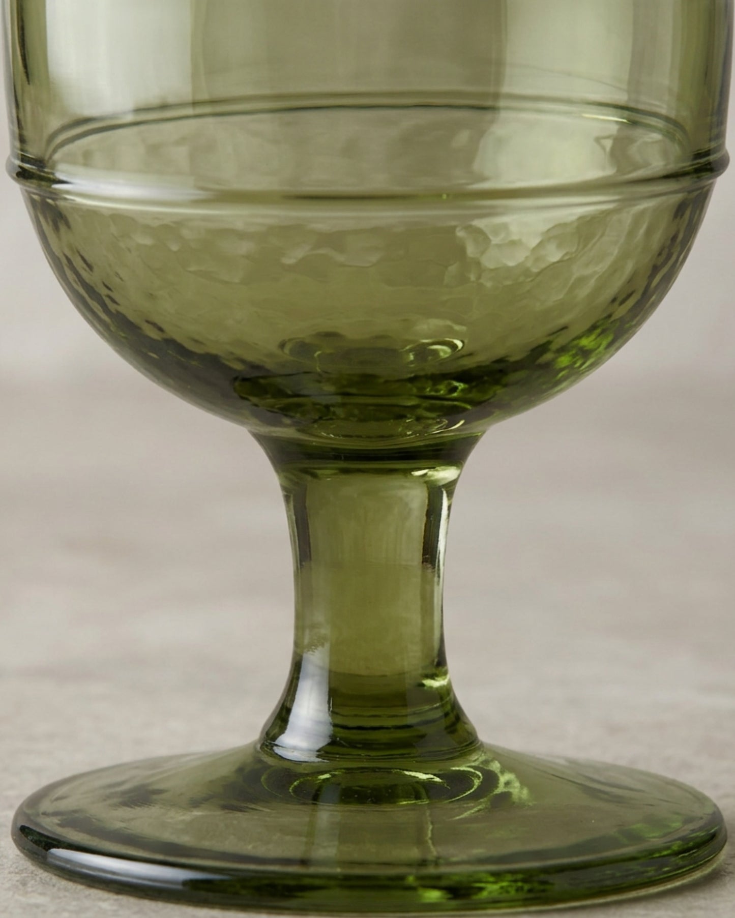 Hjfnp Short-Stem Hammered Water Goblet 13 oz Moss Green - Detail view