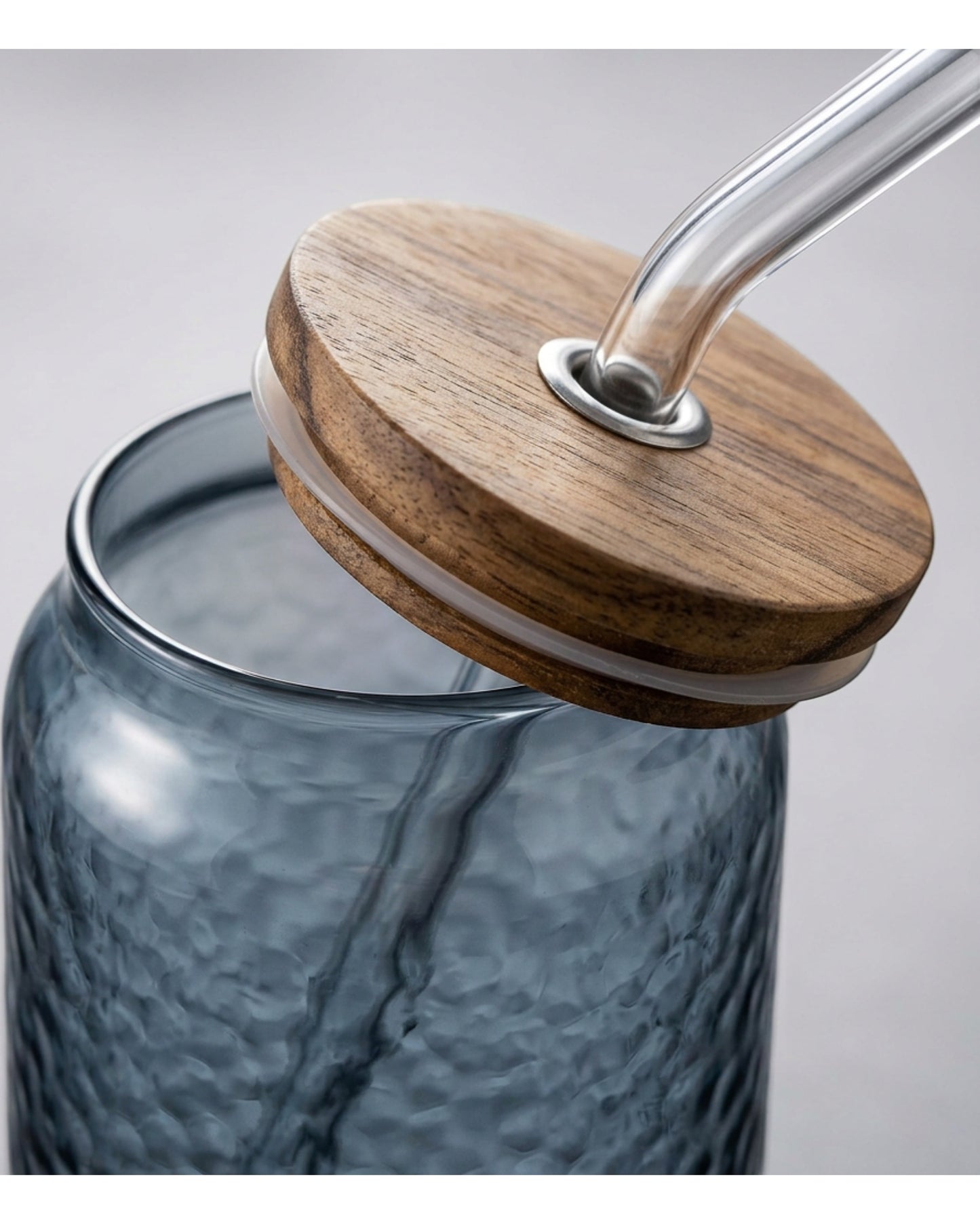 Hjfnp Can-Shaped Hammered Glass with Acacia Lid and Straw 16 oz Smoke Blue - Detail view